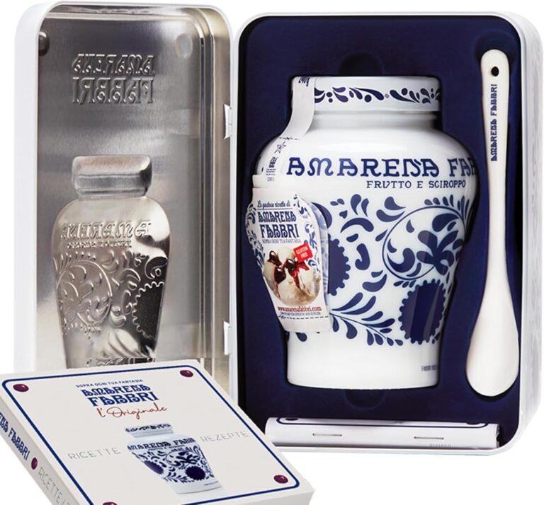 Cofanetto in latta Amarena Fabbri con vaso bianco e blu, cucchiaino in ceramica e ricettario
