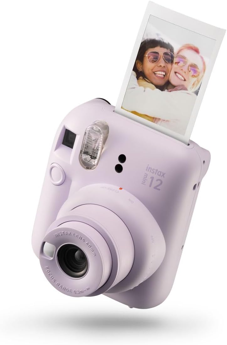 Fotocamera istantanea Fujifilm instax mini 12 color lilla con una foto appena stampata