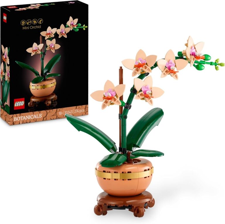 Set LEGO Botanicals Mini-orchidea 10343 montato, con fiori rosa pesca e vaso dorato, accanto alla confezione