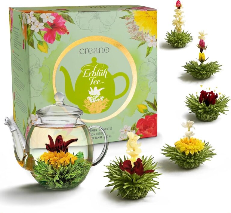 Set Creano fiori di tè verde con teiera in vetro e fiori di tè aperti